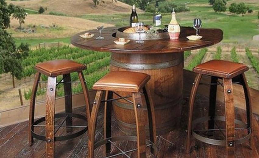Дървена маса с варели