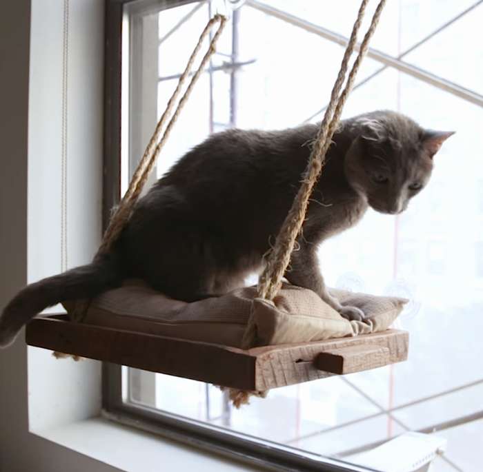 хамак за котка на прозореца