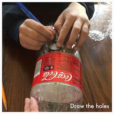 как да направите обикновена подавачка за пластмасови бутилки