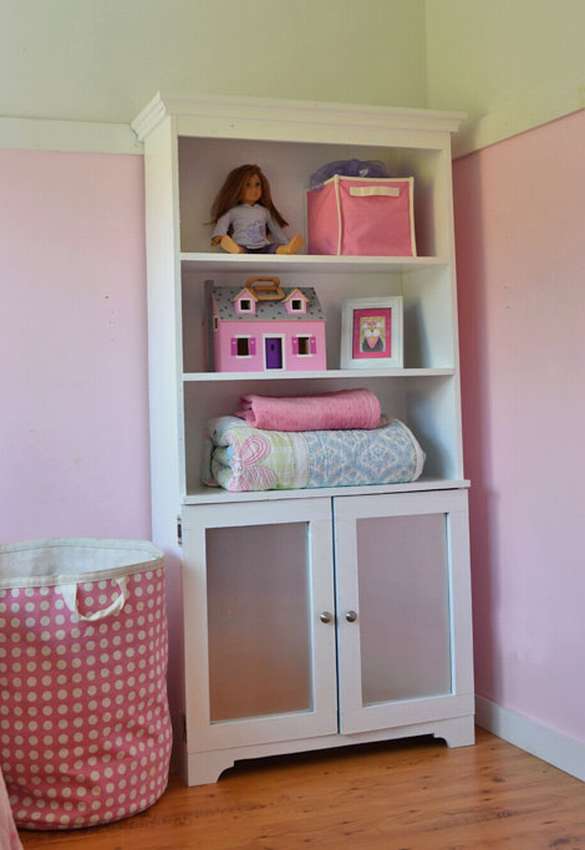 детски гардероб с отворени рафтове