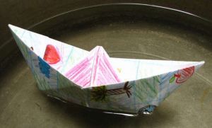 плаваща хартиена лодка